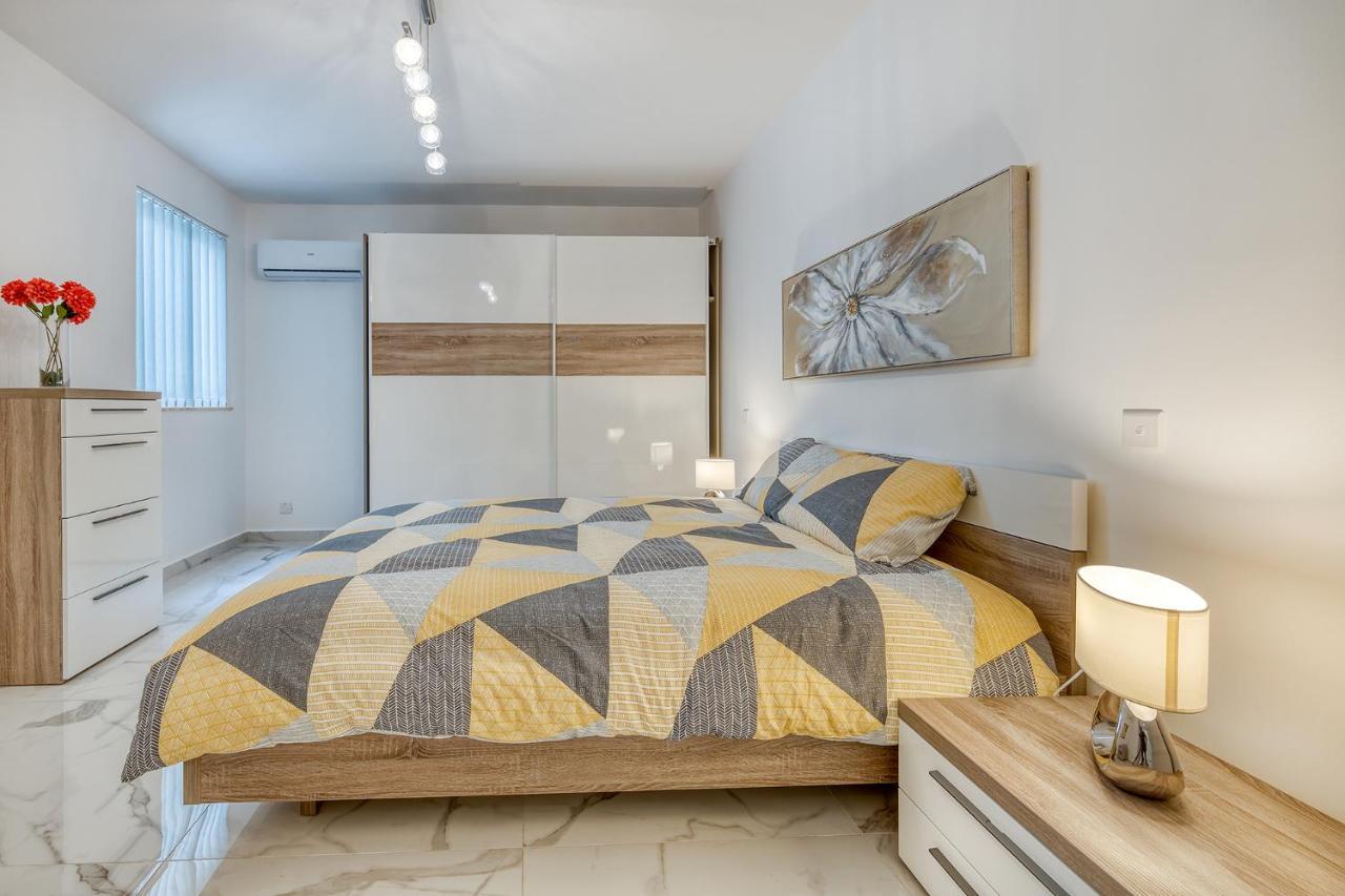 Stylish 2Br Apartment In Central St Julians Saint Julian's Bagian luar foto